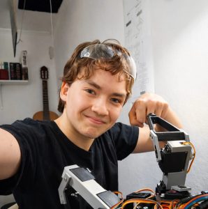 Cambió su consola por las estrellas: el despegue robótico de un joven chileno