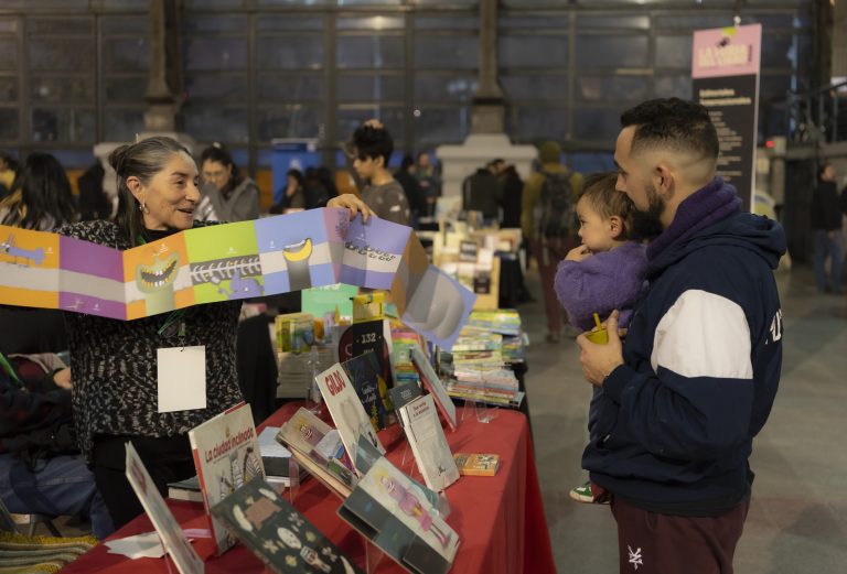 Los artesanos de la imageny el papel que Coquimbo exporta a La Furia del Libro